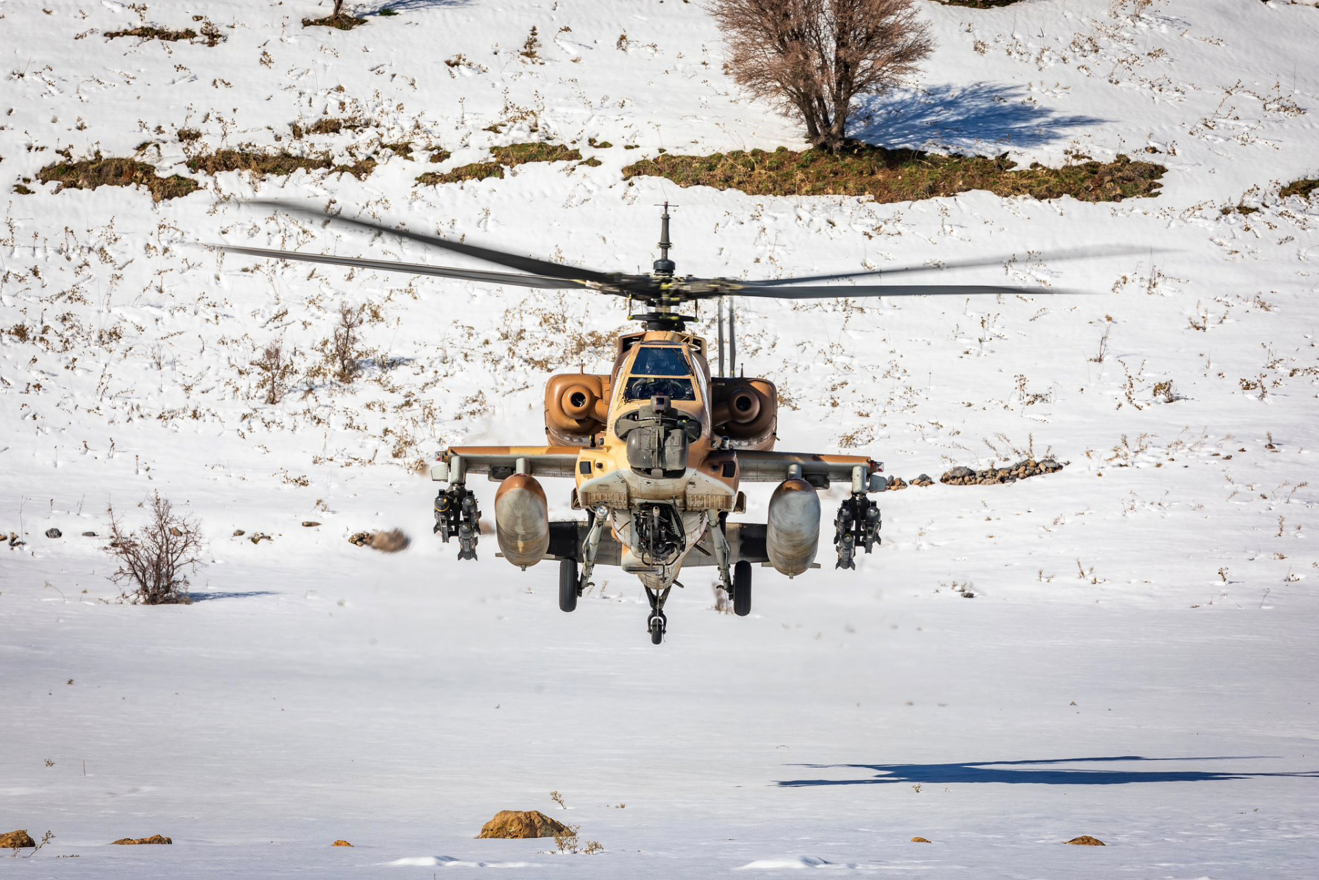 以色列军队装备的ah-64武装直升机,图片拍摄背景估计很多网友会以为是