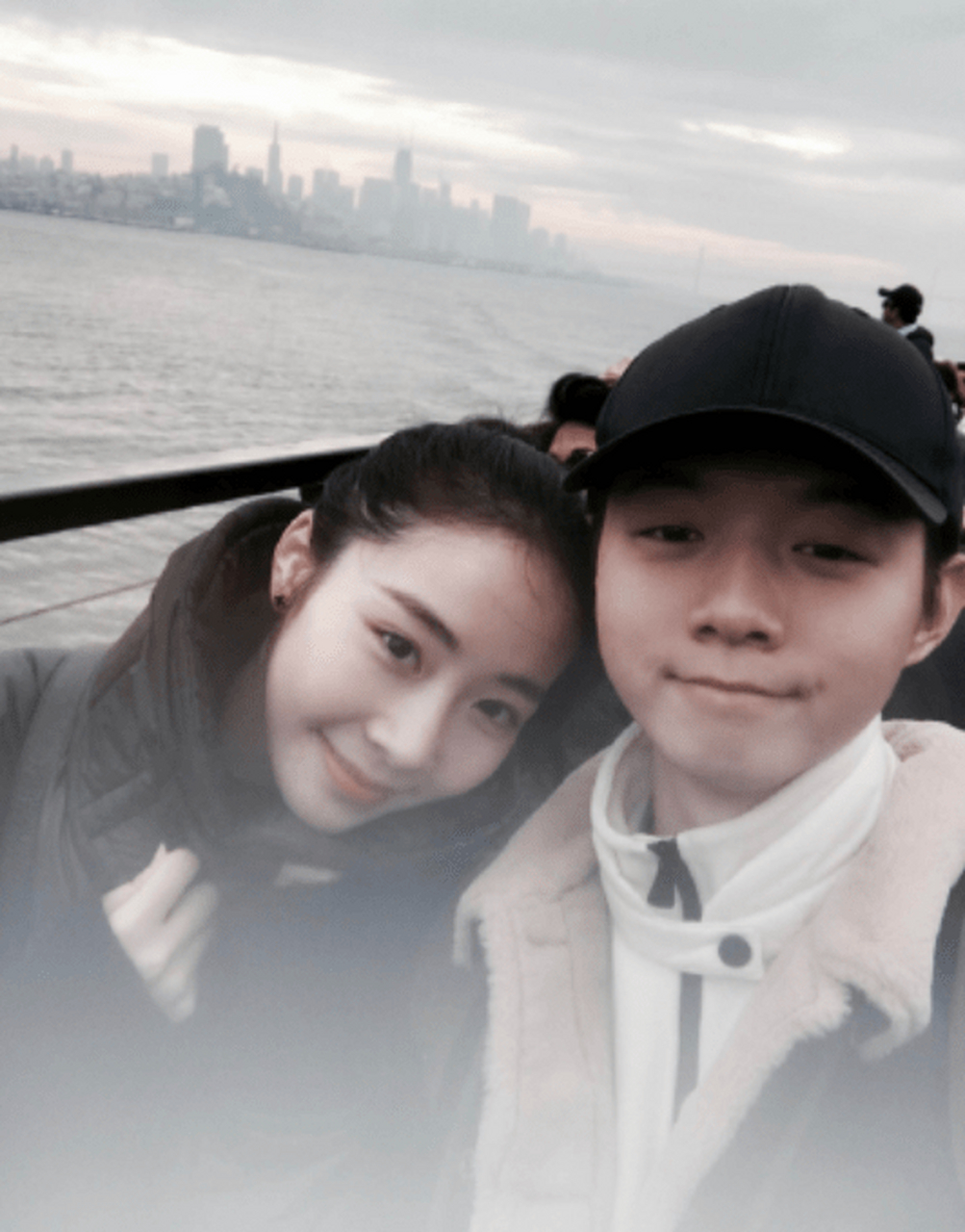 陈露发长文谈与霍尊九年情 晒多张出游照 疑似霍尊女友陈露发长文谈与