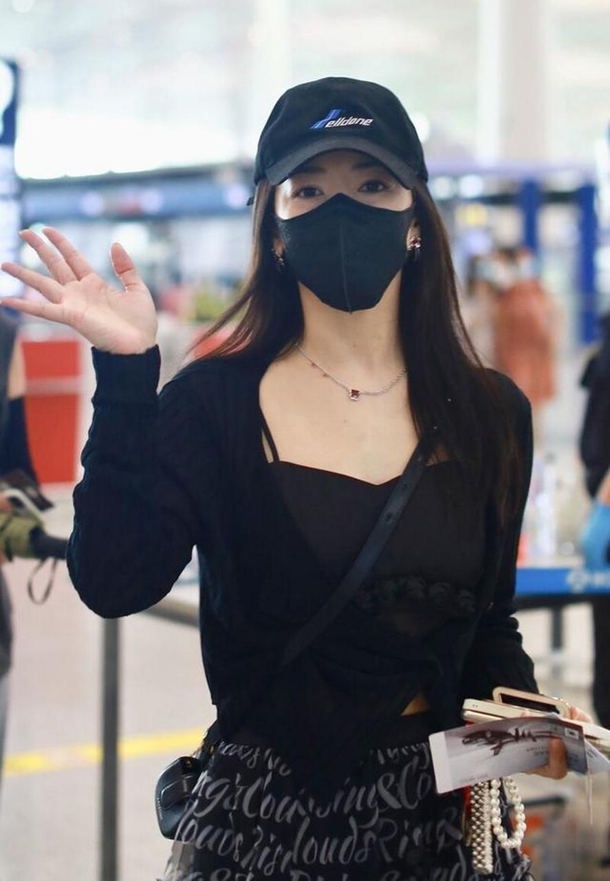 陈紫函黑色上衣搭过膝裙现身机场,戴棒球帽简约时尚