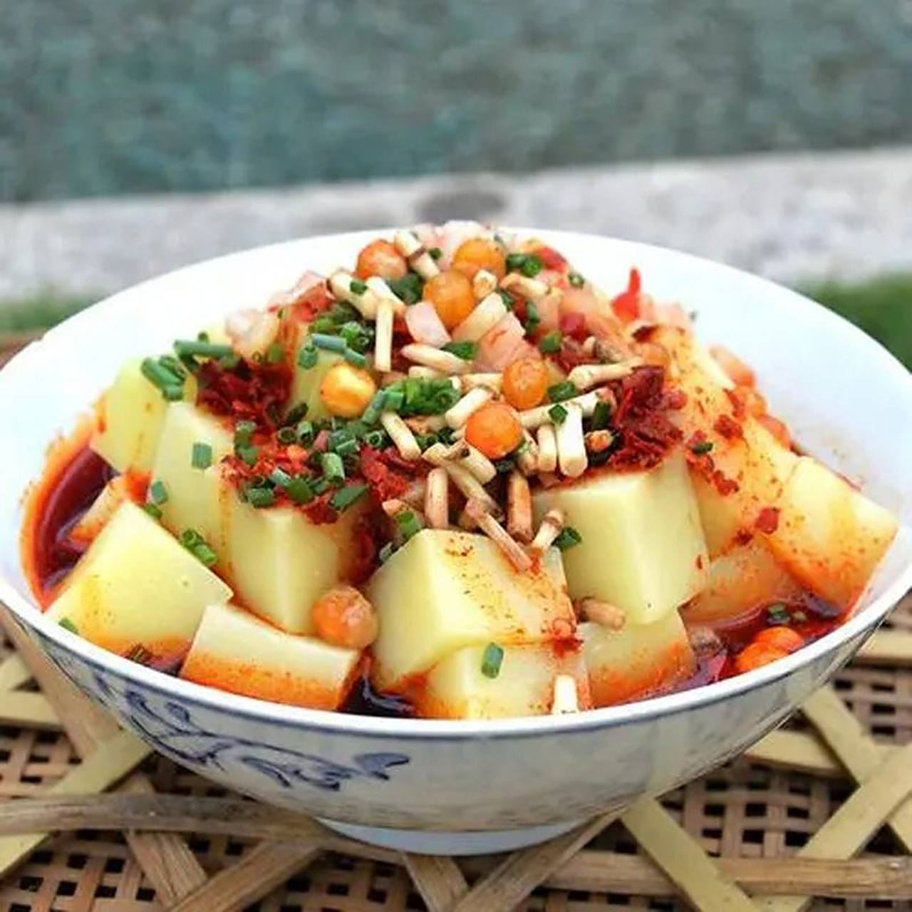 贵州的凉拌折耳根就不说了,贵州的凉拌米豆腐,不能不说说.