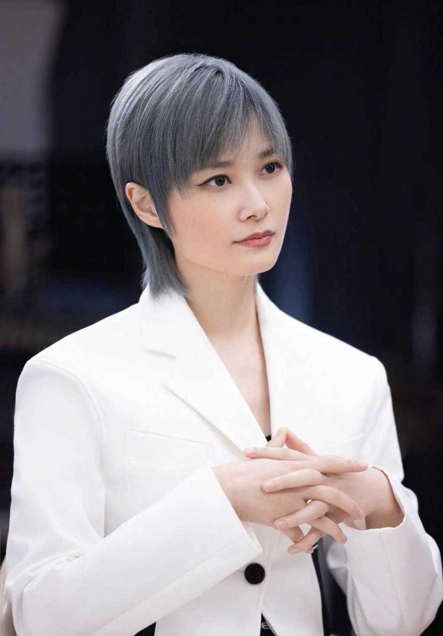 李宇春的个性比较独特,从来不会随波逐流,不管是做事做人还是穿衣