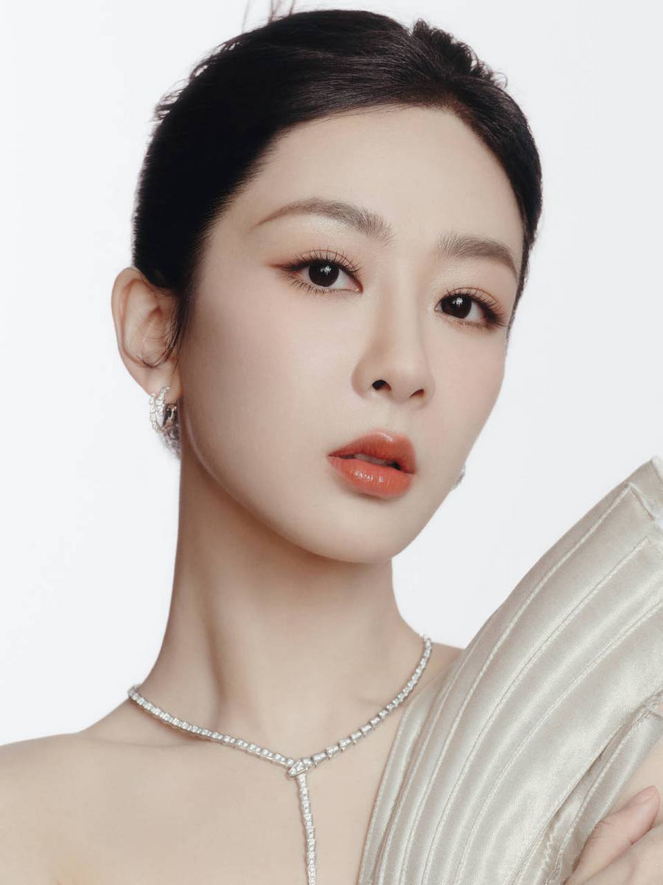 杨紫时尚写真大片,大秀美背优雅迷人!