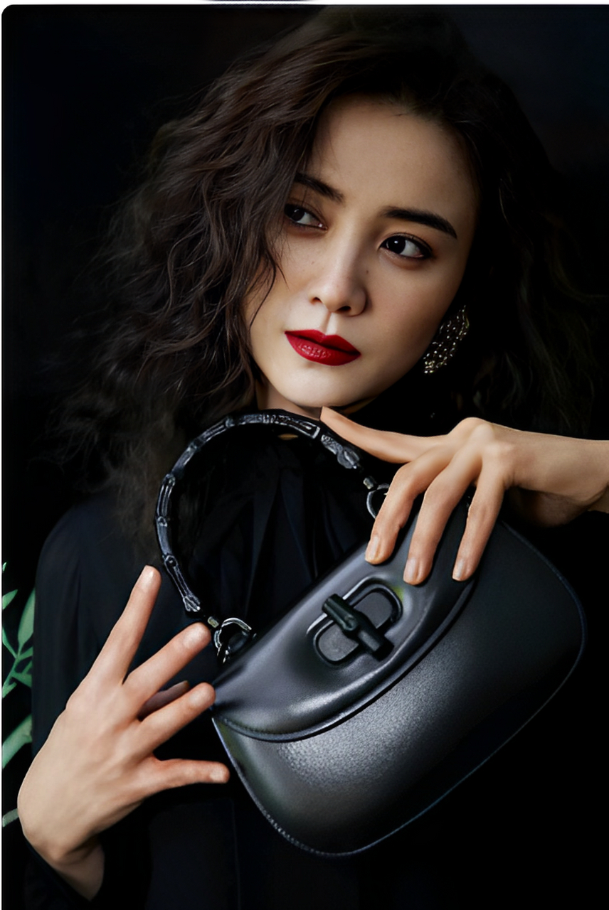 宋佳的摆拍造型不错!羊毛卷造型不!