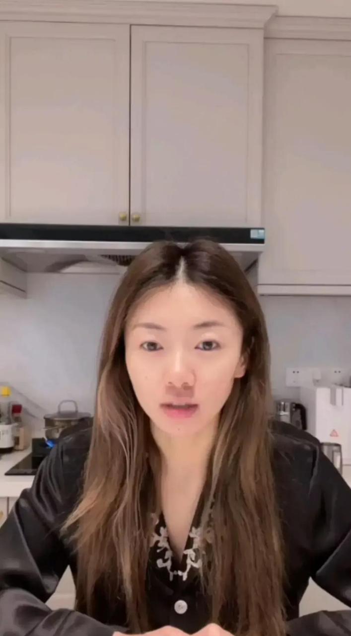 程晓玥素颜就是路人一个,很普通!五官没有特别显眼的部分!