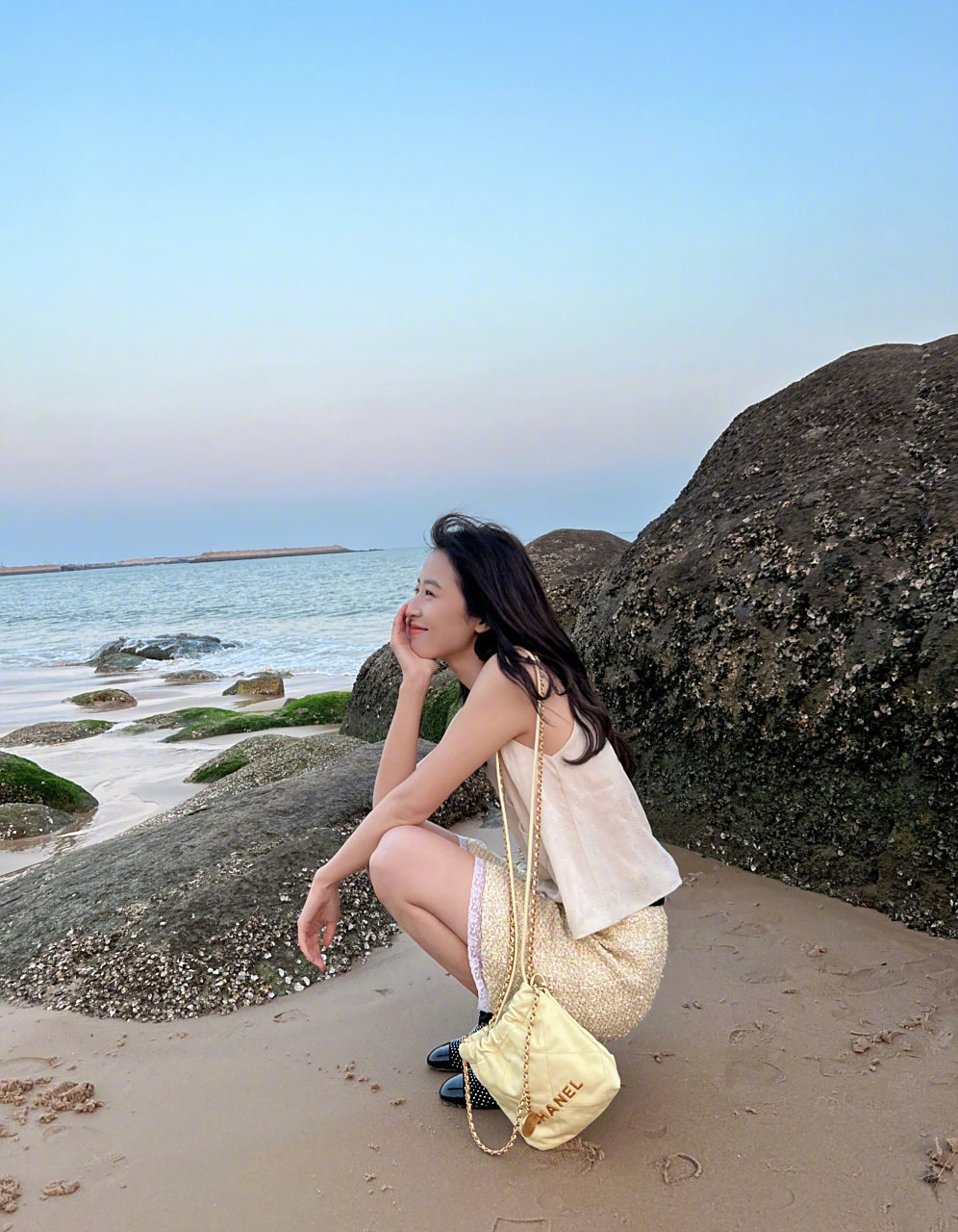 明星热点快讯# 周雨彤分享海边随拍,享受海风的轻抚～ 没看错的话,手