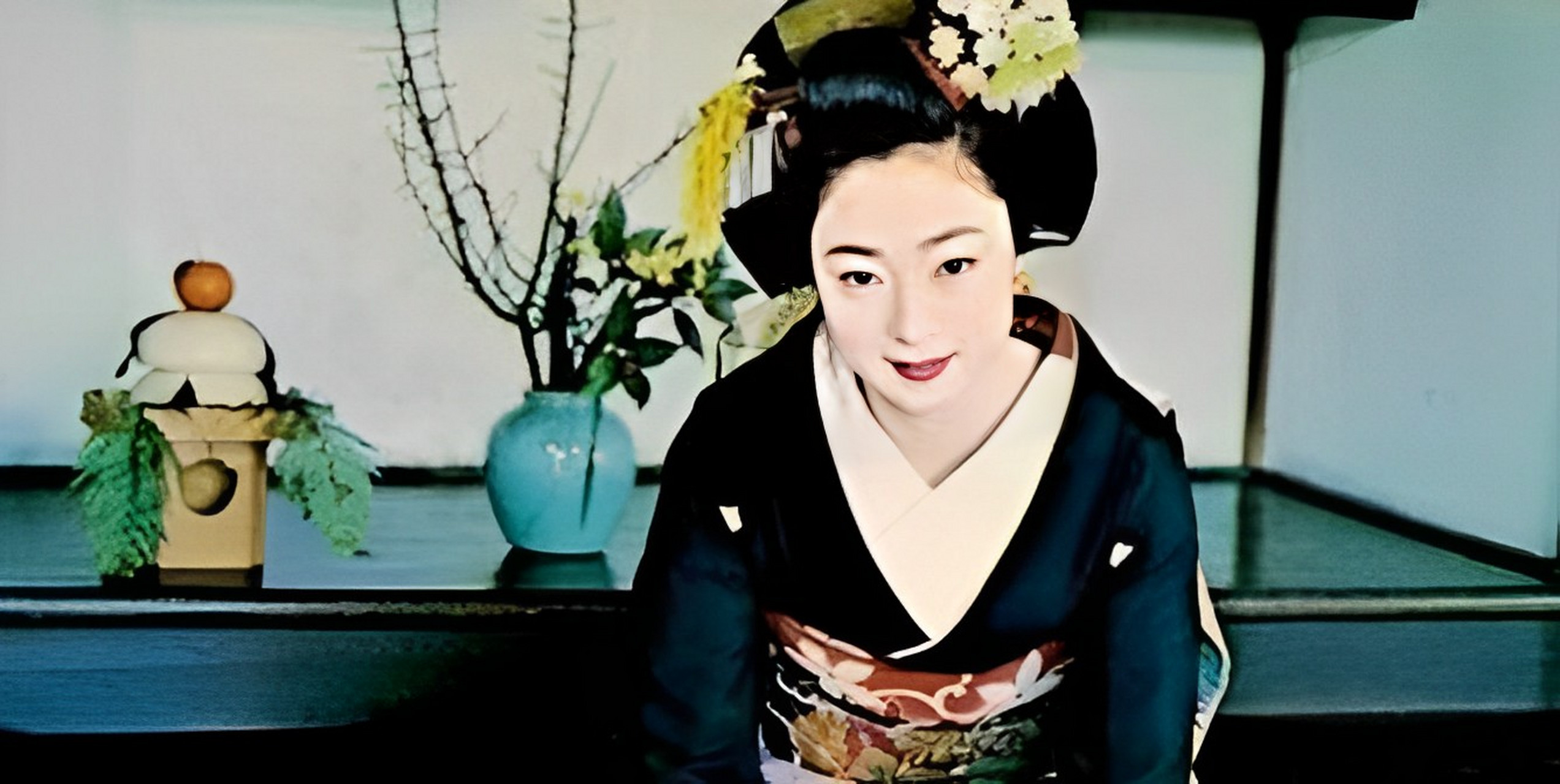 图为日本国宝级人物岩崎峰子.她精通音乐,舞蹈,茶道和礼仪.