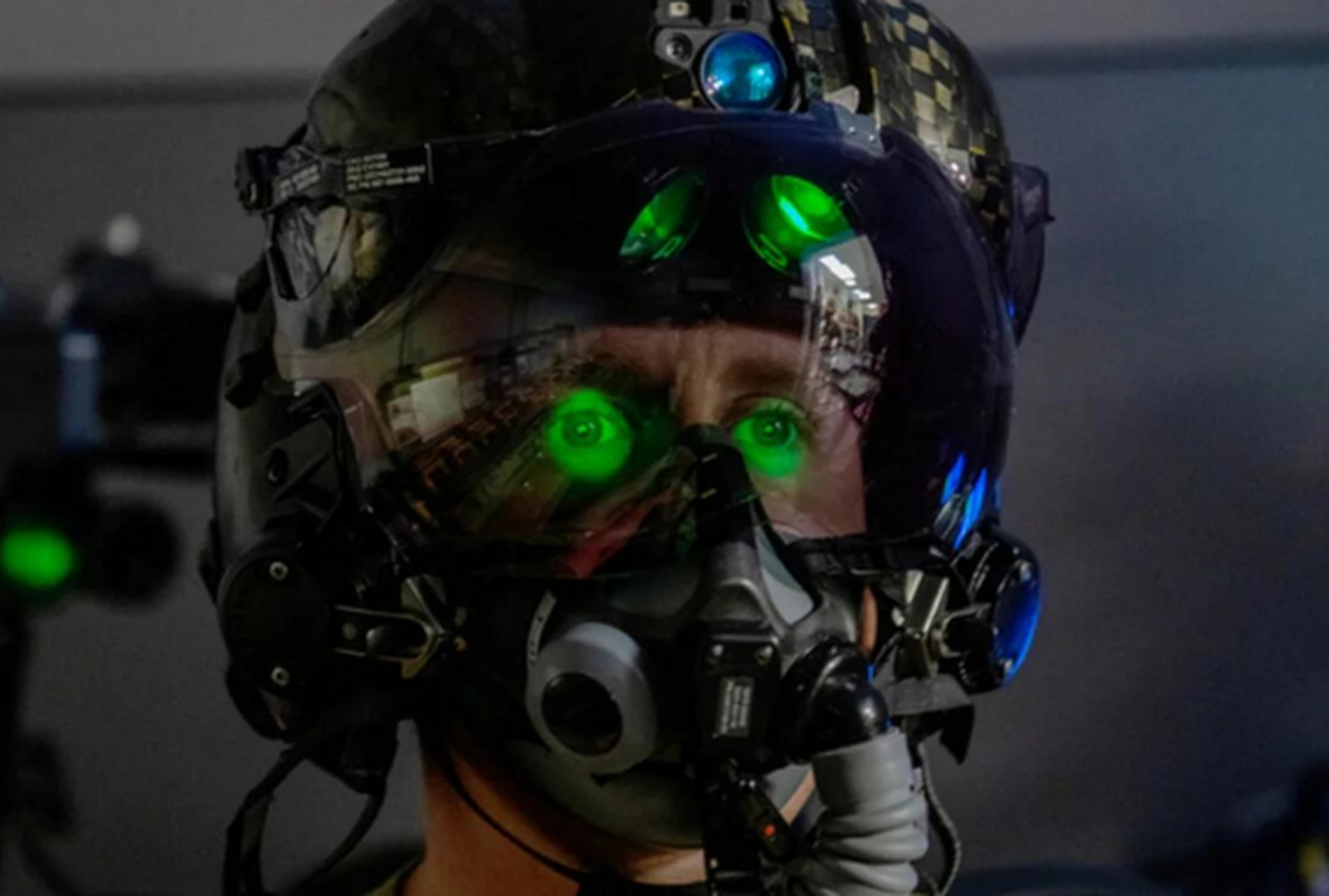 一顶值北京一套房,歼20飞行员专用头盔生变,每个人的都不一样?