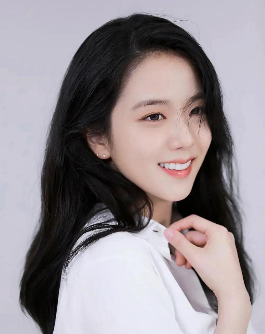 金智秀身穿素雅的白衬衫,营造出柔和的氛围,容光焕发的美丽容颜,加之