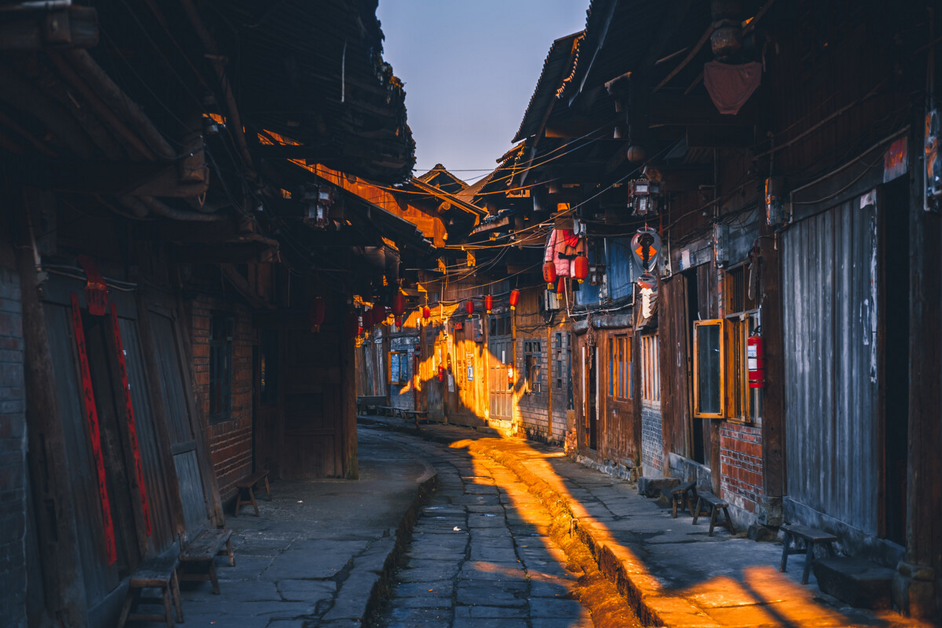 眉山高庙古镇,位于乐山大佛和瓦屋山森林公园的交通要道上,是一个四通