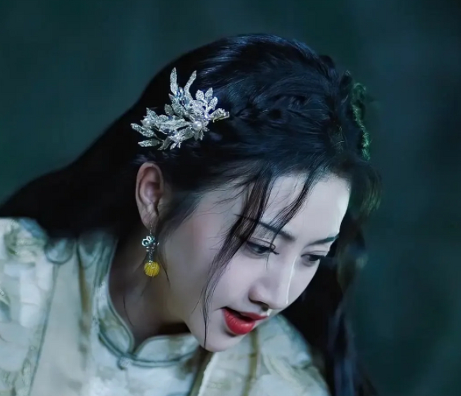 景甜,她饰演的司藤,不管是妆造还是服饰都绝了,人间富贵花不是白叫的.