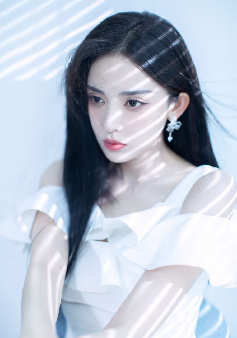 古力娜扎晒了一波秋日美照:眼睛如星,清如水,明如月.