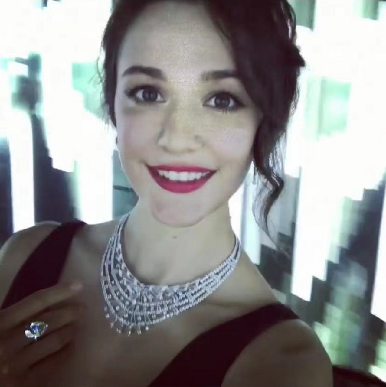 瑞莎本人是乌克兰和希腊的混血,长相出众似芭比娃娃.