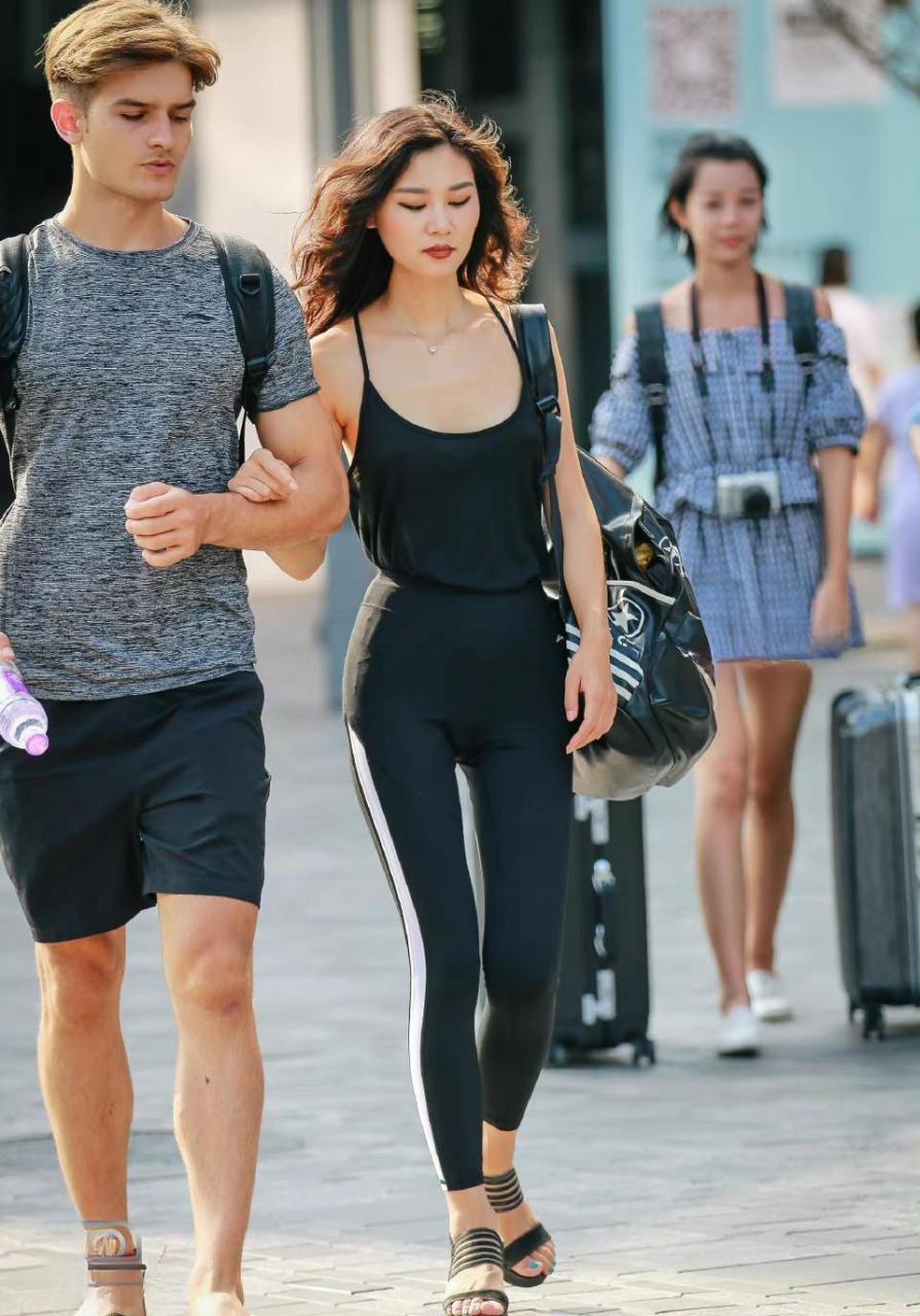 成都街拍美女,没穿内衣小姐姐【比心】