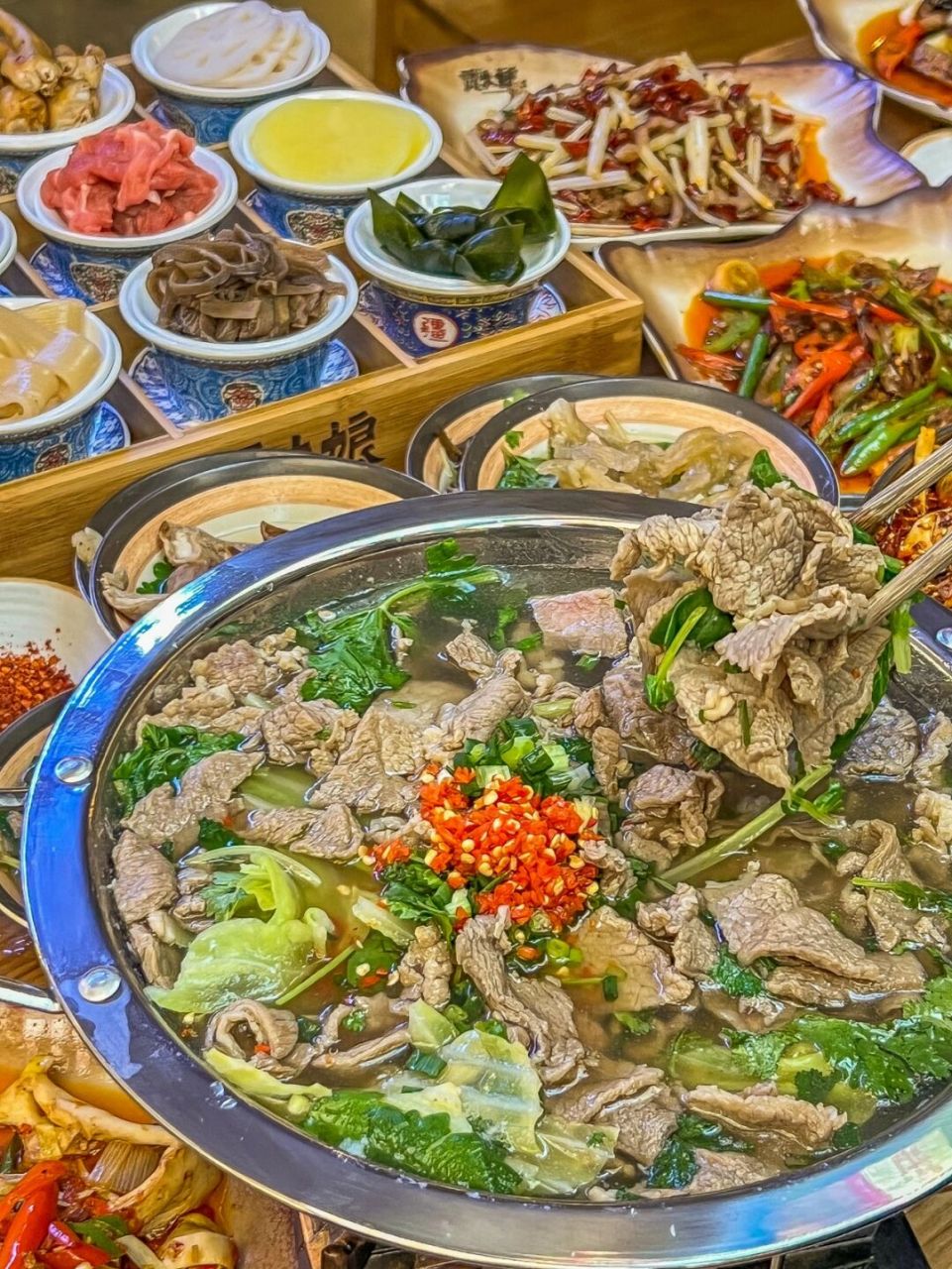 美食之旅:品味四川乐山跷脚牛肉的地道滋味