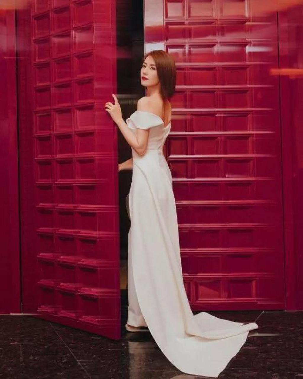 高圆圆白色抹胸晚礼服,高贵雅致温柔甜美