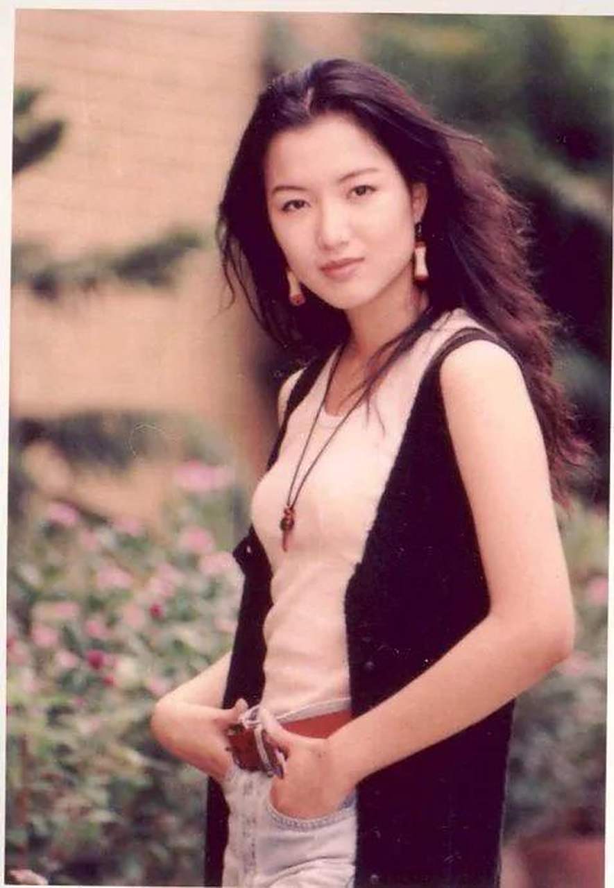 没想到年轻时的郑秀文这么漂亮,容貌姣好,身材火辣,曾经被张国荣誉为