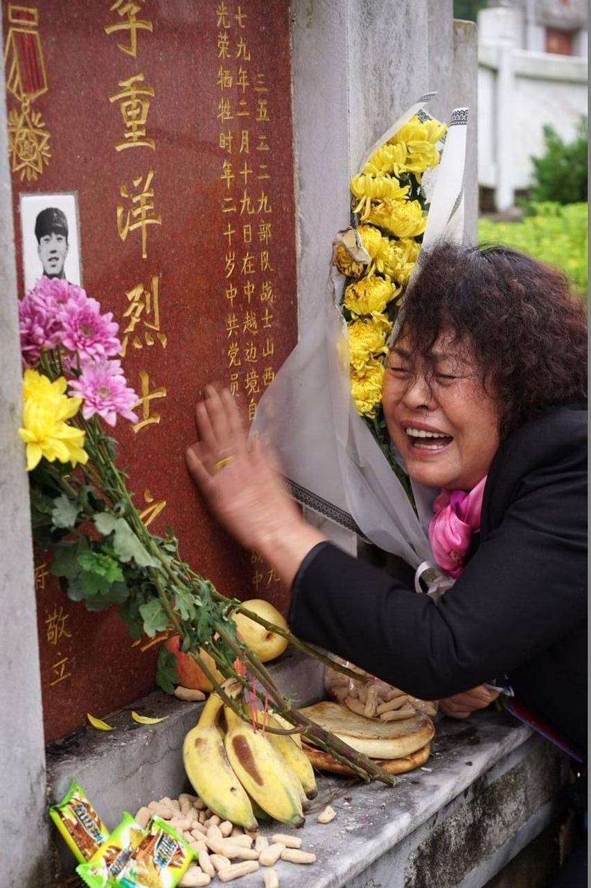 上个世纪80年代,在对越自卫反击战中,李重洋这位年轻的战士英勇作战,