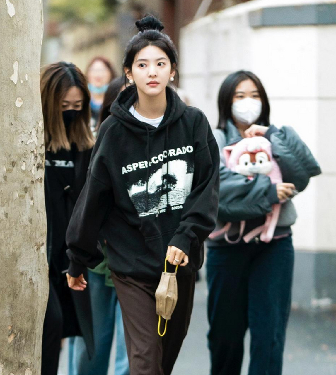 章若楠上海街拍,休闲时尚,自在随性,穿搭真的蛮舒服.