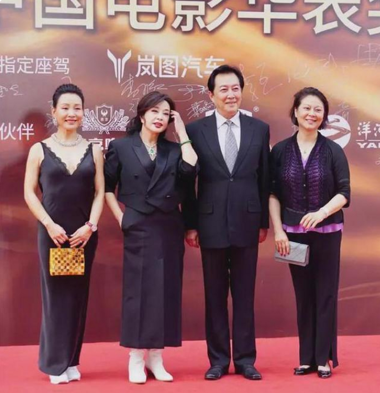 [火焰]唐国强携娇妻走红毯!59岁壮丽瘦太狠认不出,穿透视衫美如明星!