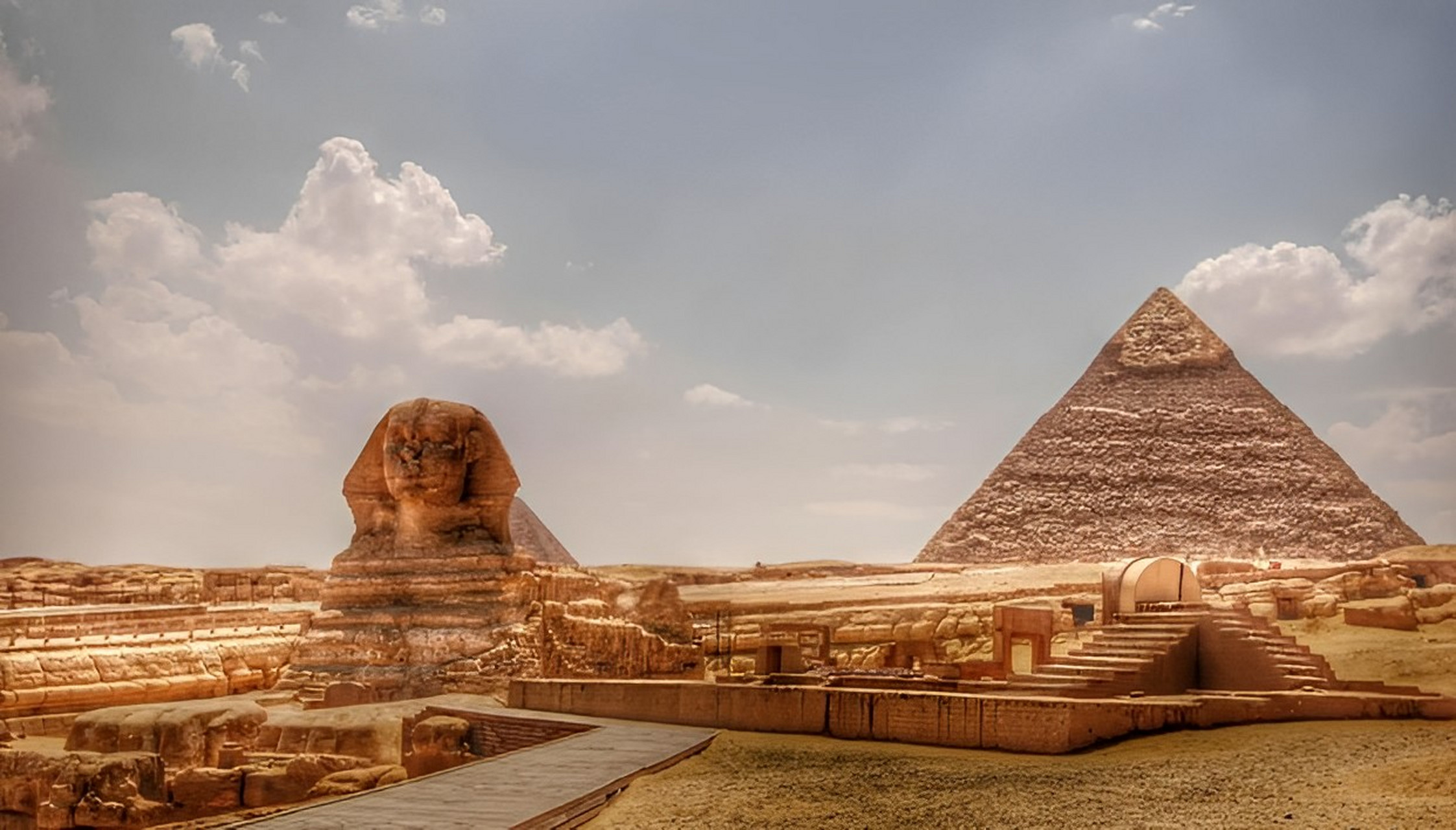 胡夫金字塔   胡夫金字塔是埃及金字塔山之一,塔有146座