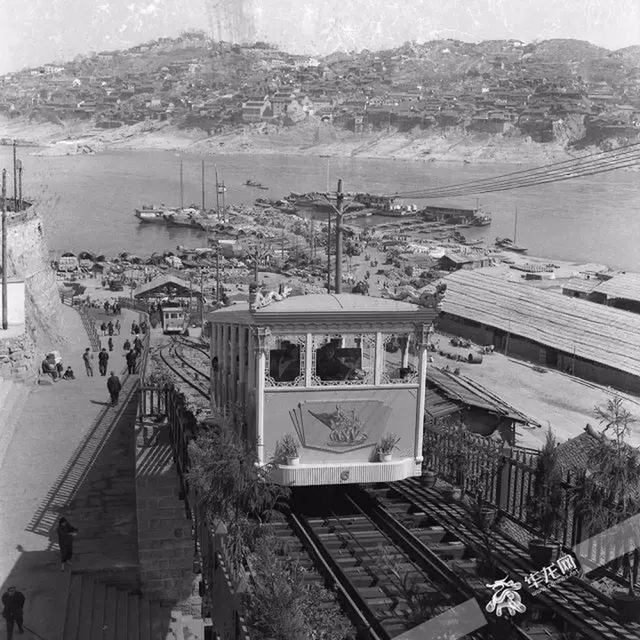 1944年7月,茅以升主持设计了重庆朝天门望龙门缆车.