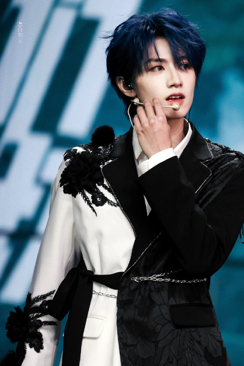 朱志鑫蓝发造型