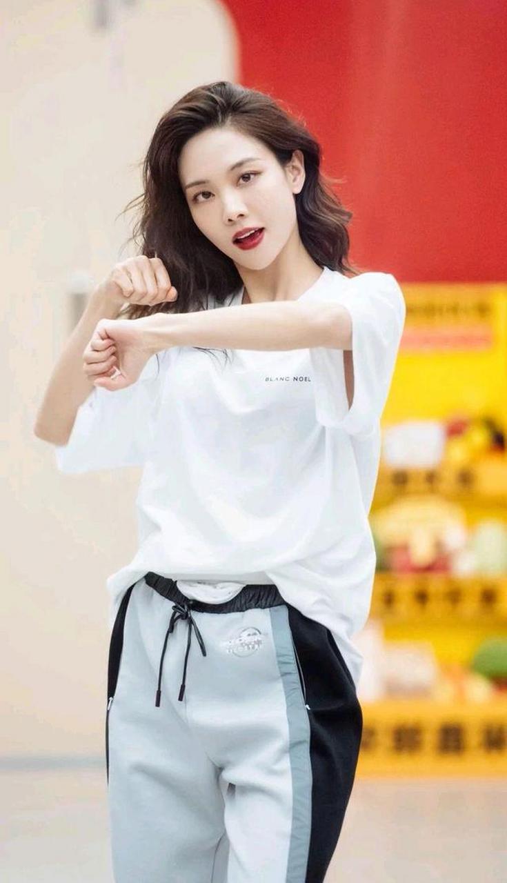 王菲菲性感写真,气场满分,实力演绎"八方美人"