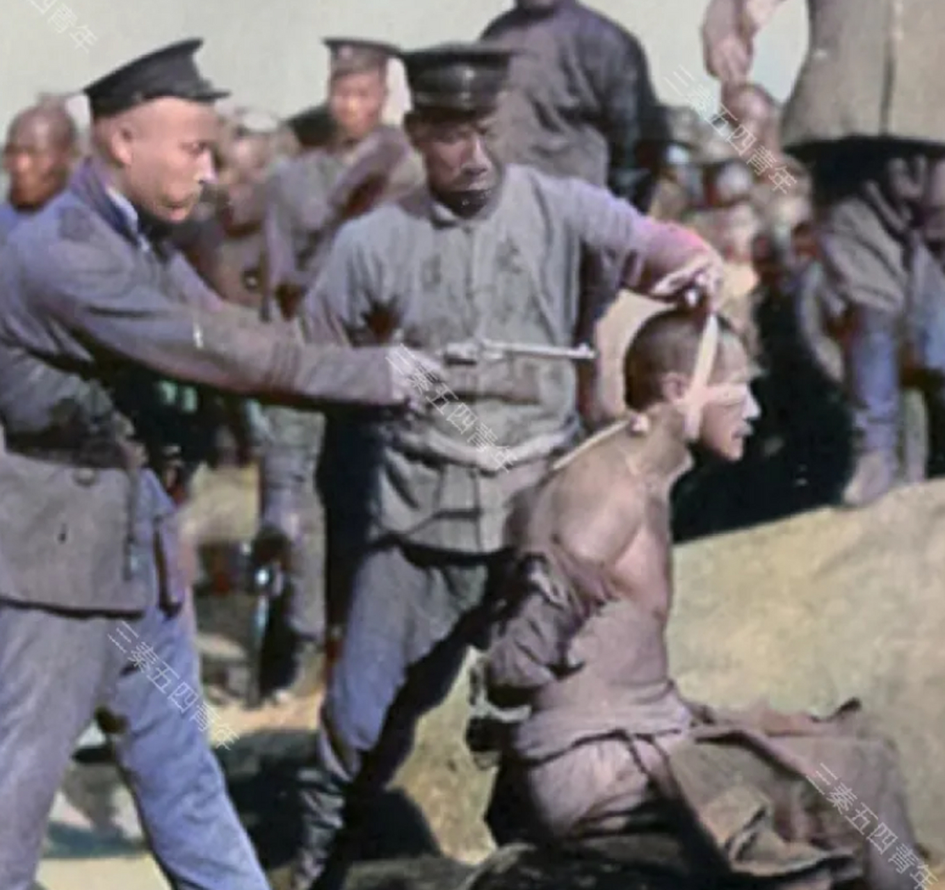 处决死刑犯的现场,这是他们最后的遗照 民国初年,拍摄于北京的行刑照