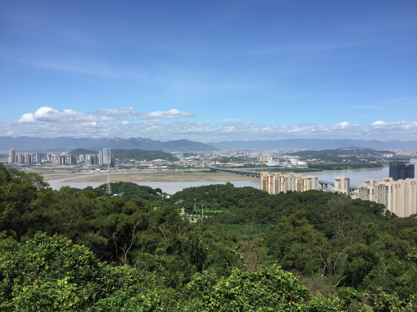 萬源天馬山公園:在公園內的植被豐富,自然景觀優美,山高坡陡,沿山而上