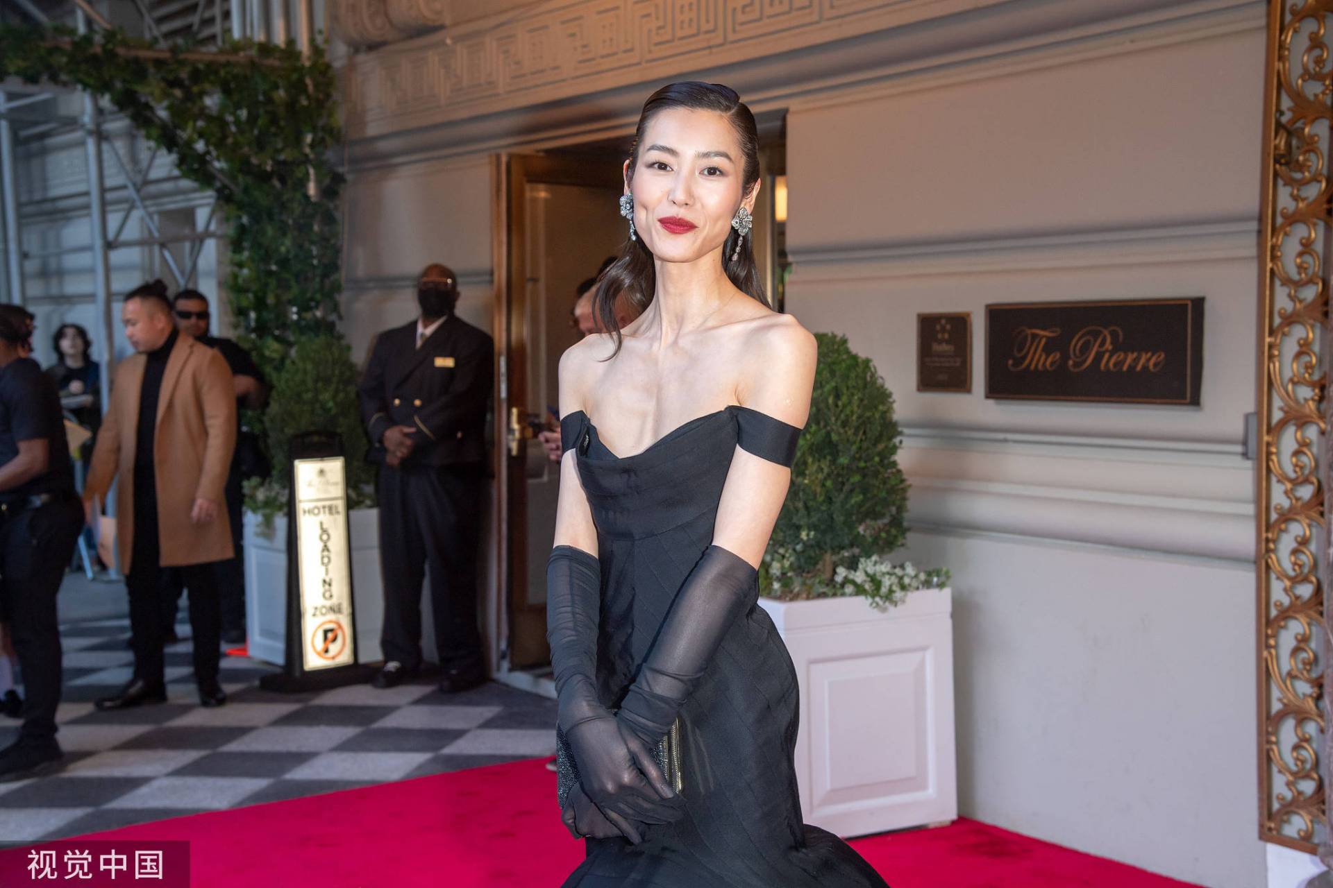 近日美国纽约,2023纽约met gala时尚庆典红毯,超模刘雯黑色一诅肩