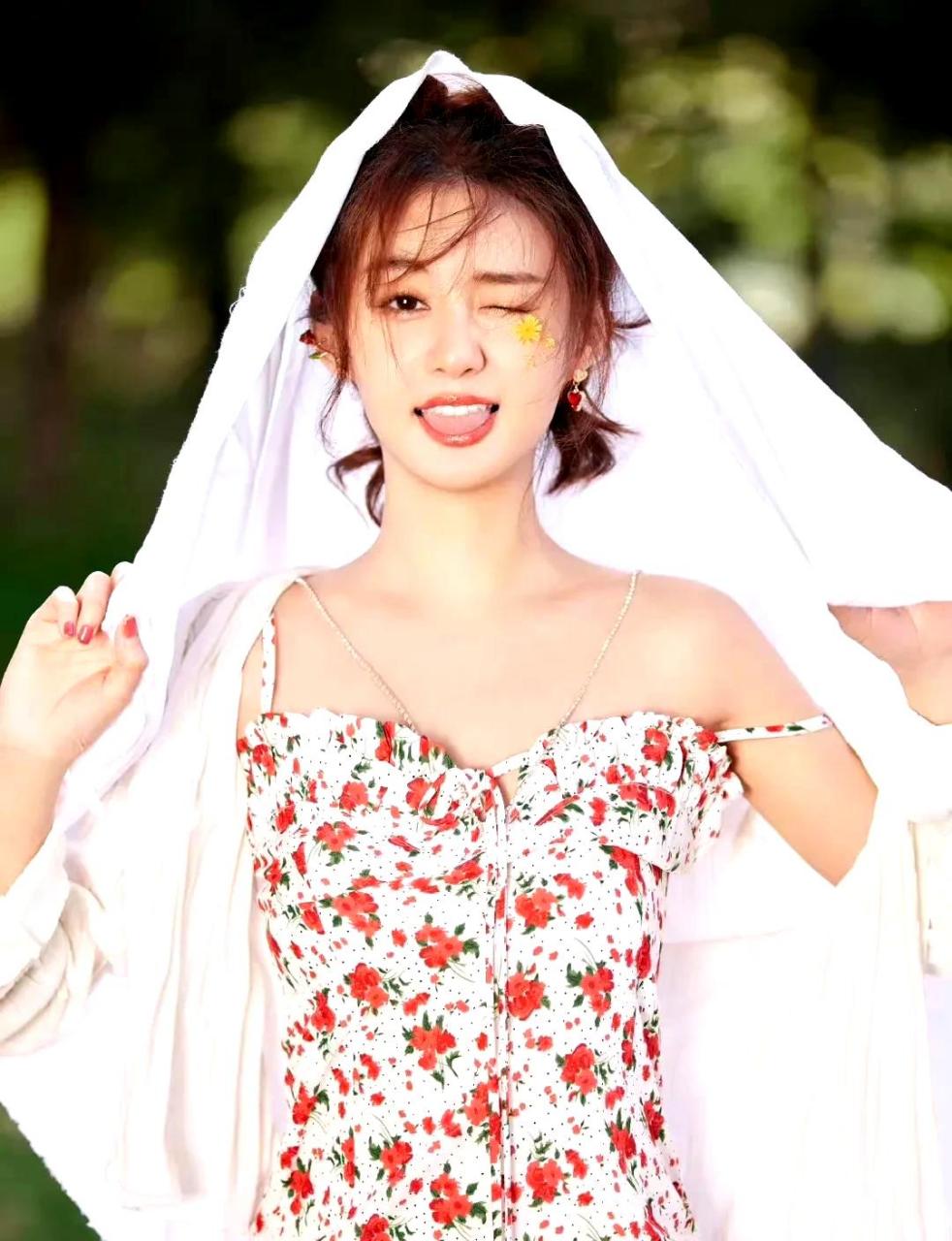 郑合惠子是备受观众喜爱的艺人,她的外表虽然清纯可爱,但内心却充满了