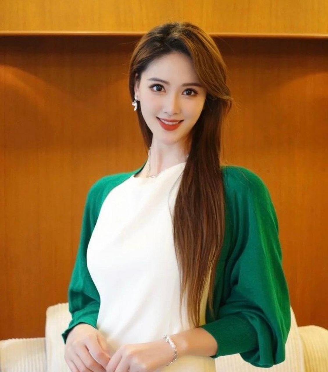 李丹  ◇《中国电影报道》主播