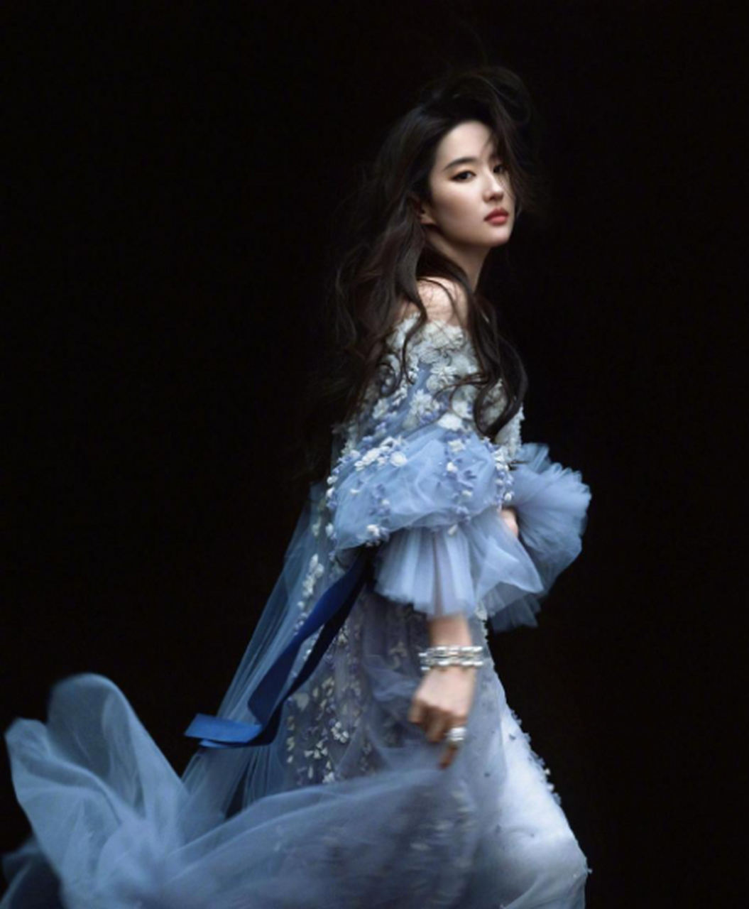 刘亦菲红裙雕刻感大片释出 画中画中画演绎别样时尚