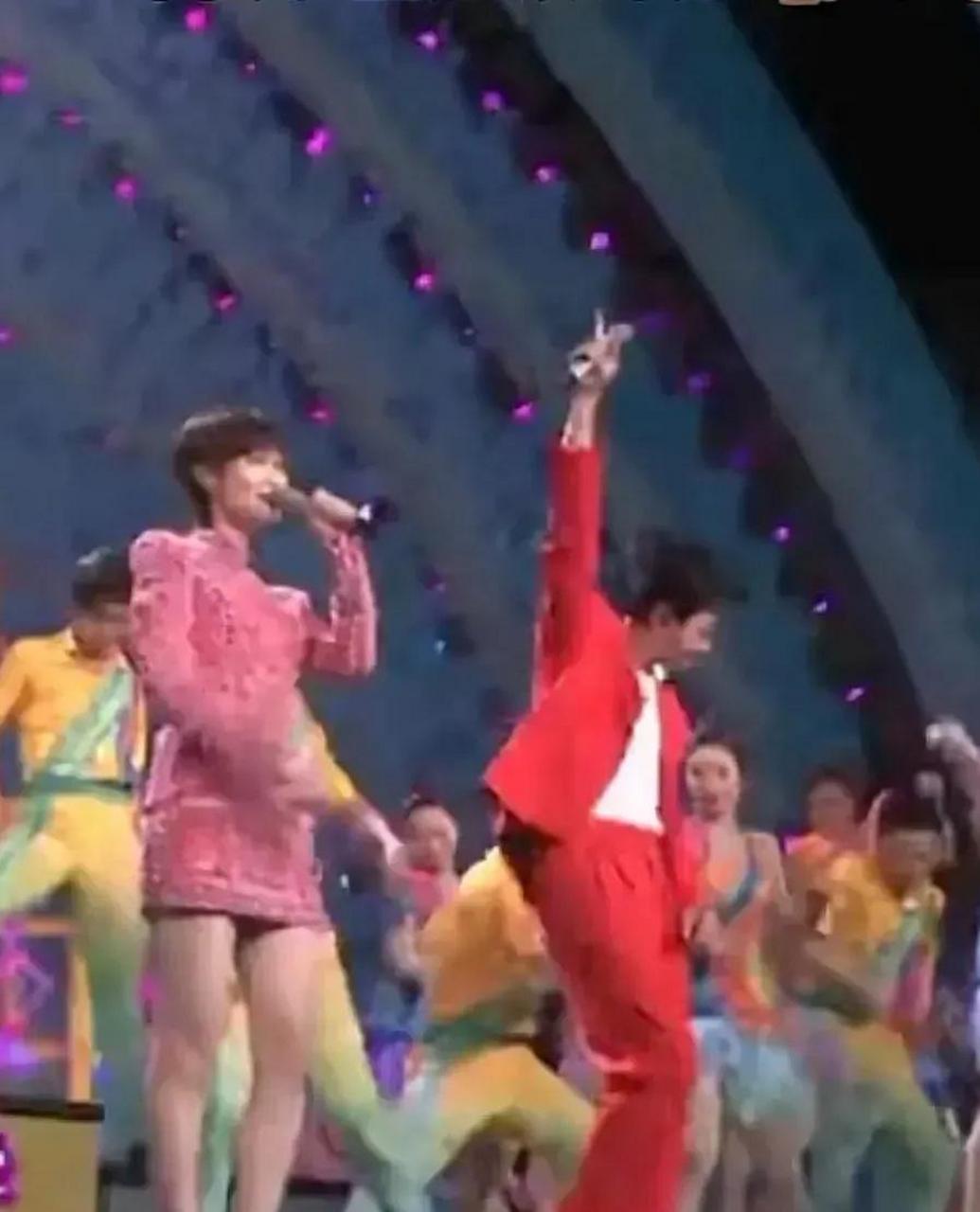 这一身大红包似的打扮,这老年迪斯科扭的,别人是在唱歌,他是在用生命