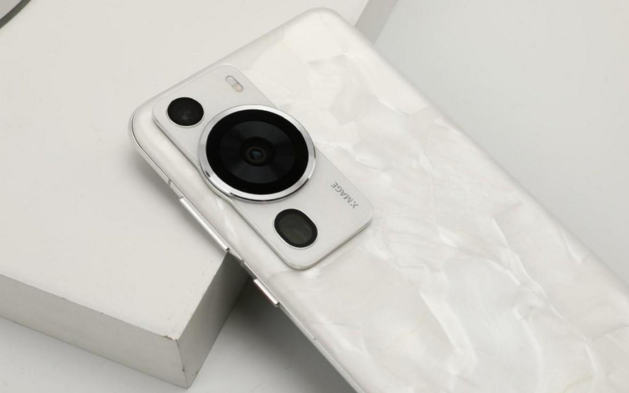 华为p60突降1069元,512gb ip68 北斗卫星消息,给小米重力一击  在市场