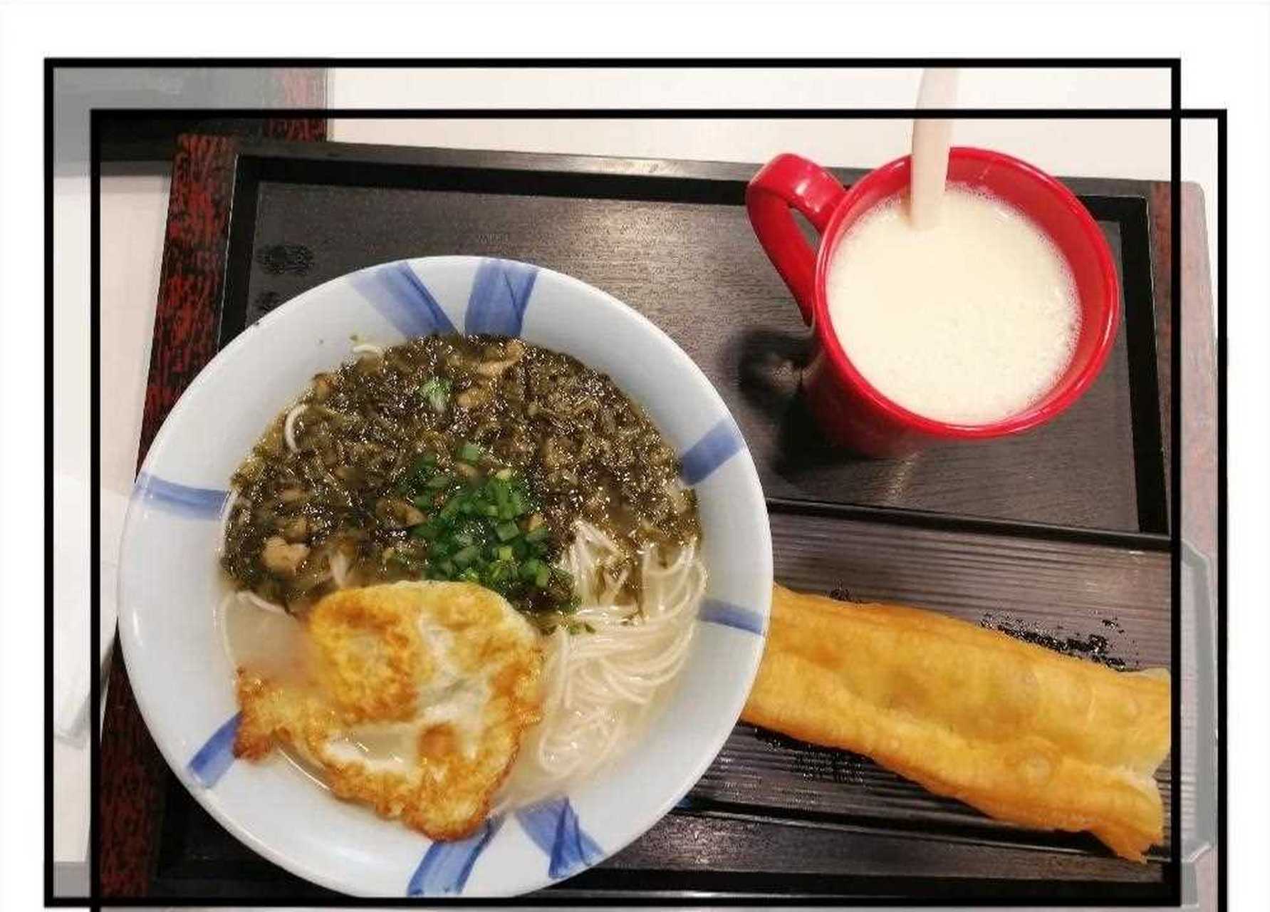 赶机,在机场吃一碗雪菜肉丝鸡蛋面套餐.