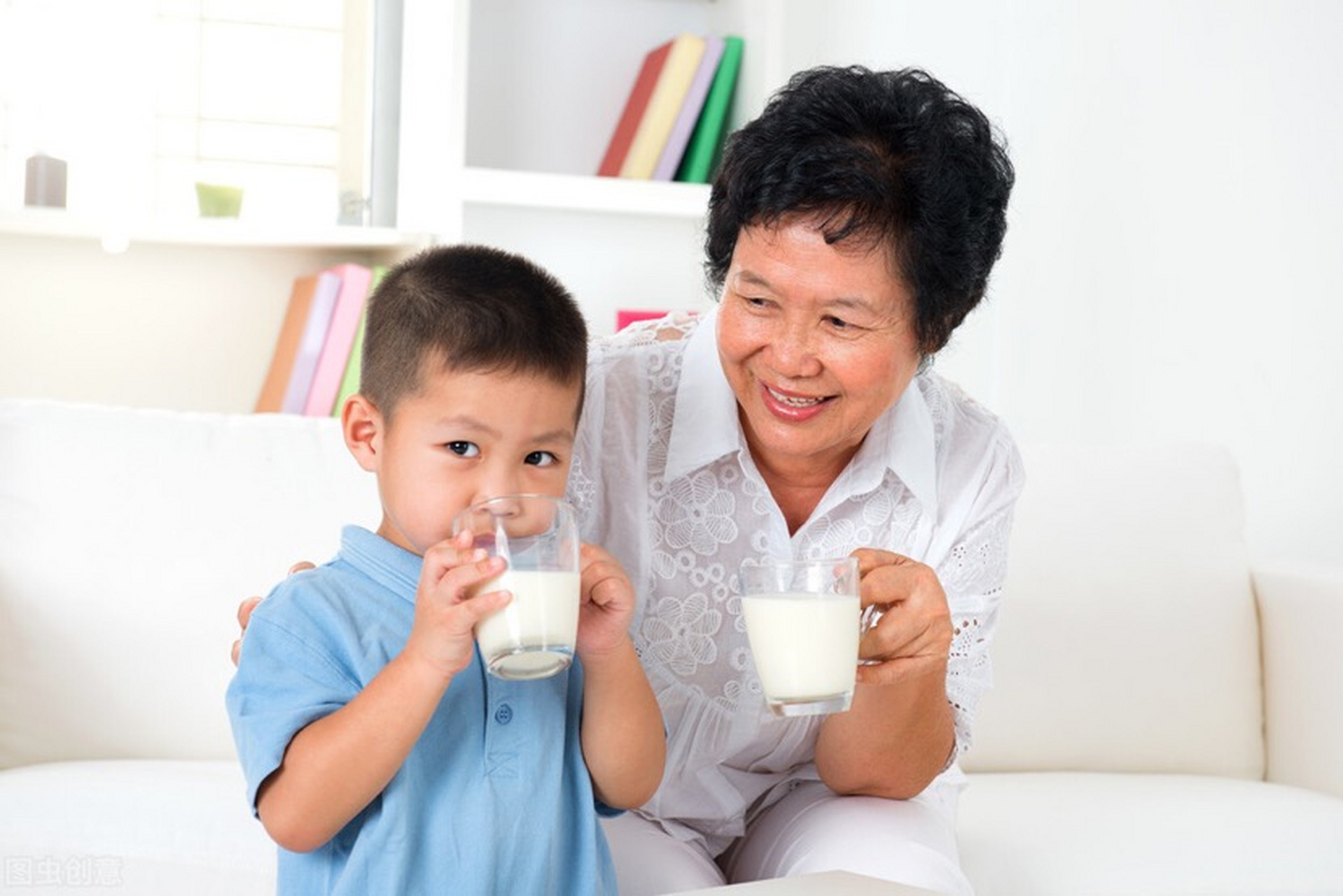 家里的老人喜欢喝牛奶,但胃肠功能较弱,怎么办?我们该如何选择牛奶?