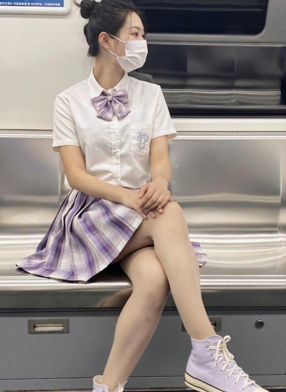 地铁随拍,清新可爱的制服女孩,地铁向来多美女,这话看来不假.