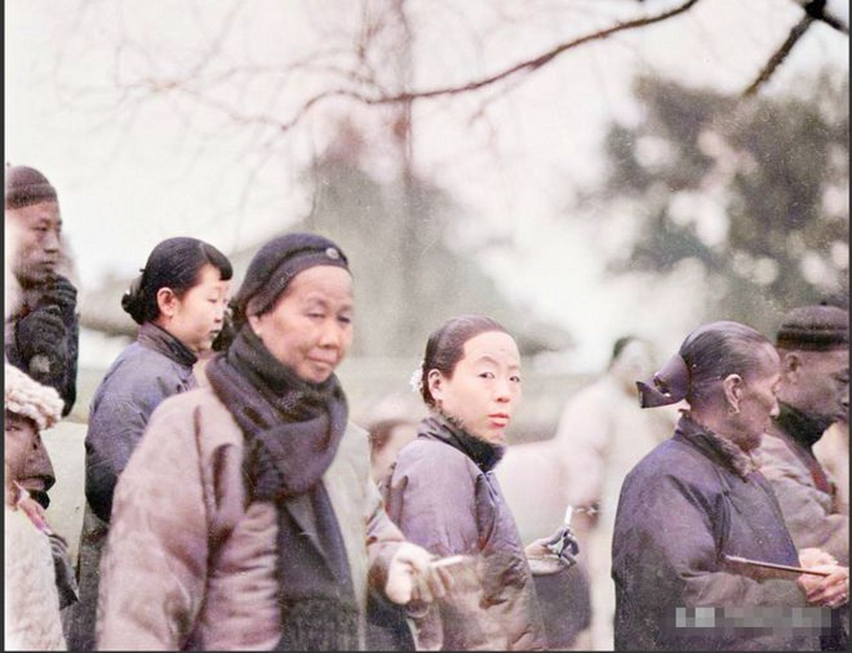 这是一张上世纪二十年代(1924-1927年间)的老照片,拍摄于民国时期的