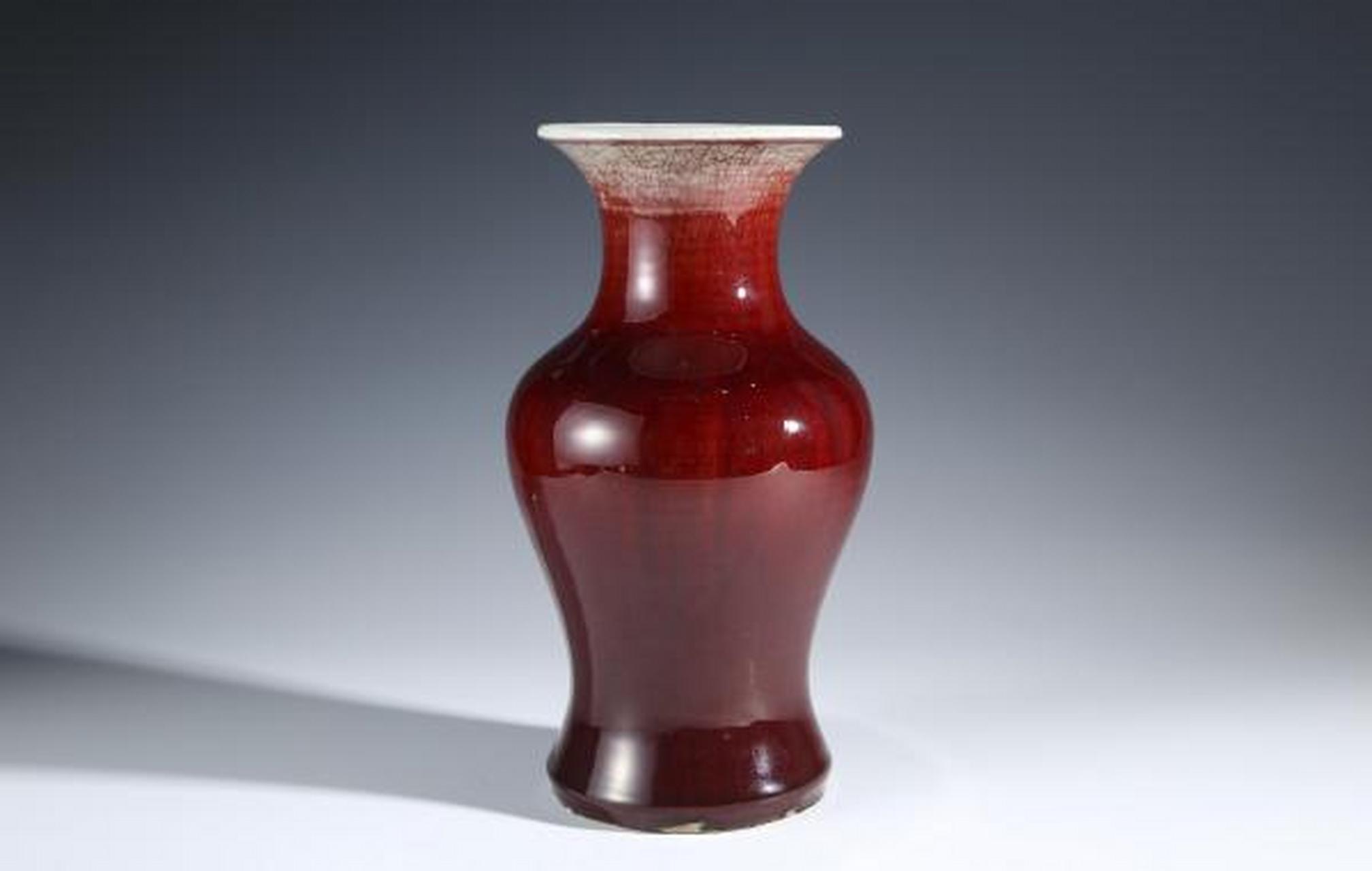 瓷器鉴赏# 此件清中·郎窑红釉观音尊,口径13.5cm,高31cm,腹径17.