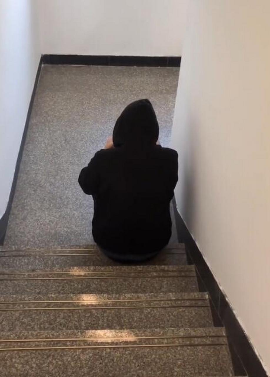 下班楼梯口,看到一个男子坐在楼梯间在,自顾自的抽烟.