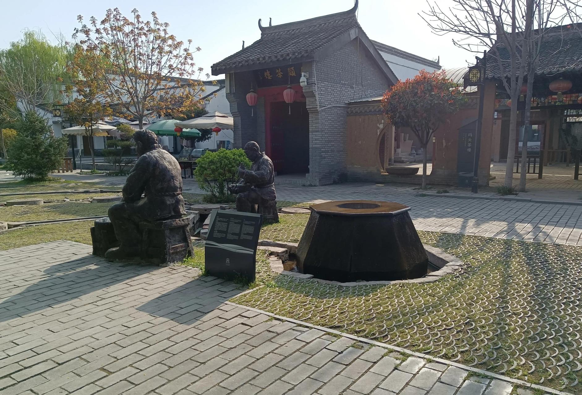 咸阳宏兴码头位于陕西咸阳市渭城区东大街北段,是一座结合了传统文化