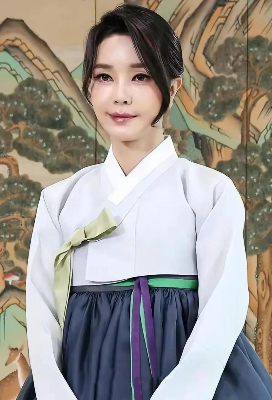 现在的她颜值跟以前是天壤之别,以前是顶多是