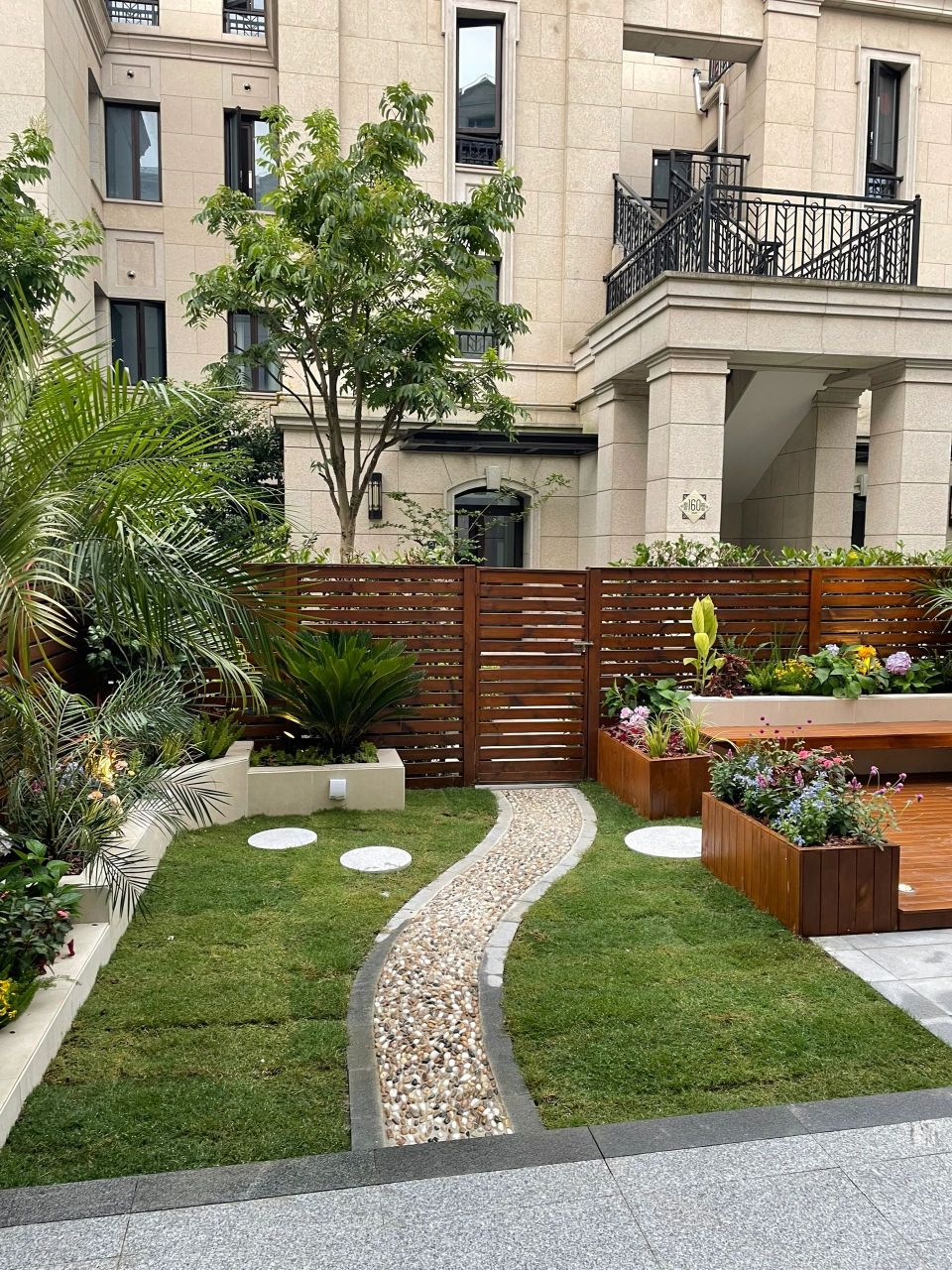 再买房,就选这种带院子的别墅吧,用来养花种菜,放松休闲,岂不比高层