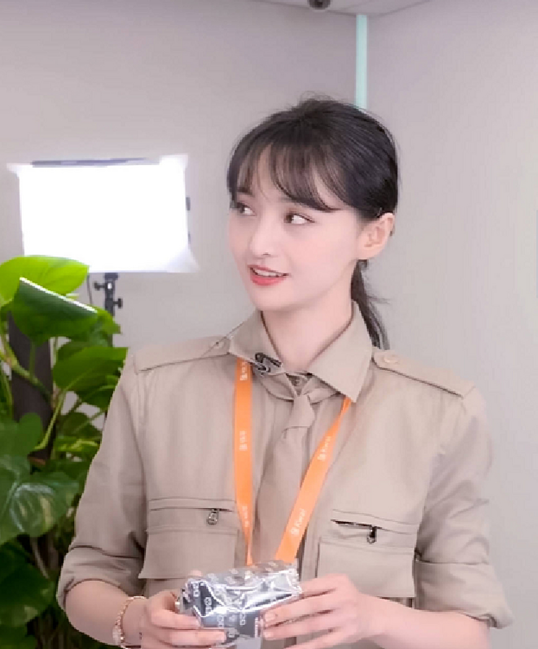 郑爽直播截图来了!低马尾工装上衣,好小清新啊