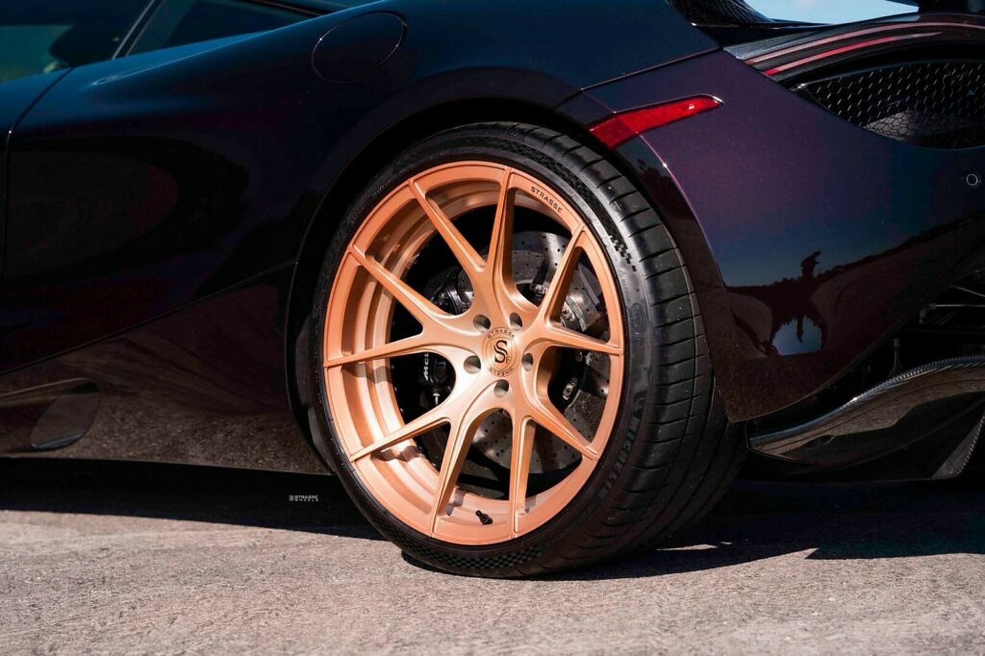 紫色迈凯伦720s 以玫瑰金 strasse 车轮抢尽风头,这辆迈凯伦 720s 涂