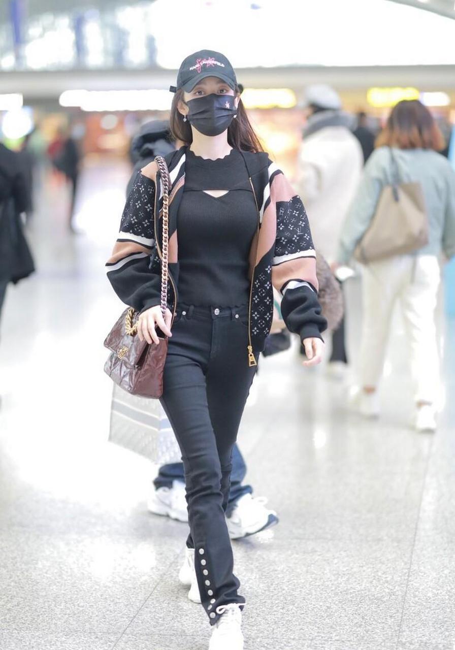 吉娜机场街拍 黑色挖洞打底衫 lv拼接拉链外套 黑色喇叭裤 chanel漆皮