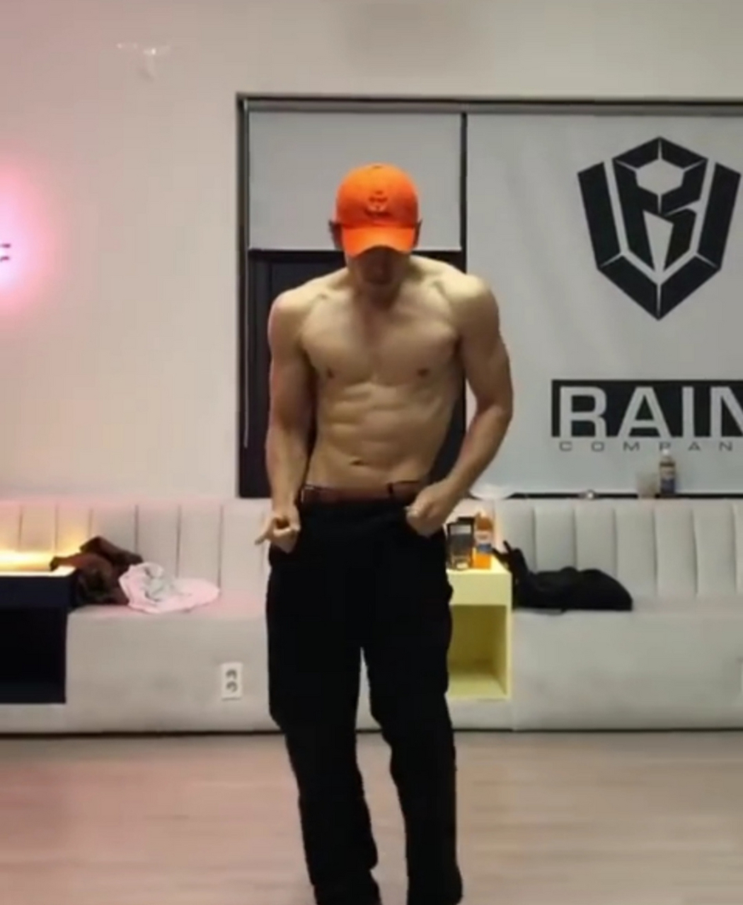 5月17日,rain晒出了自己裸上身跳舞的视频.