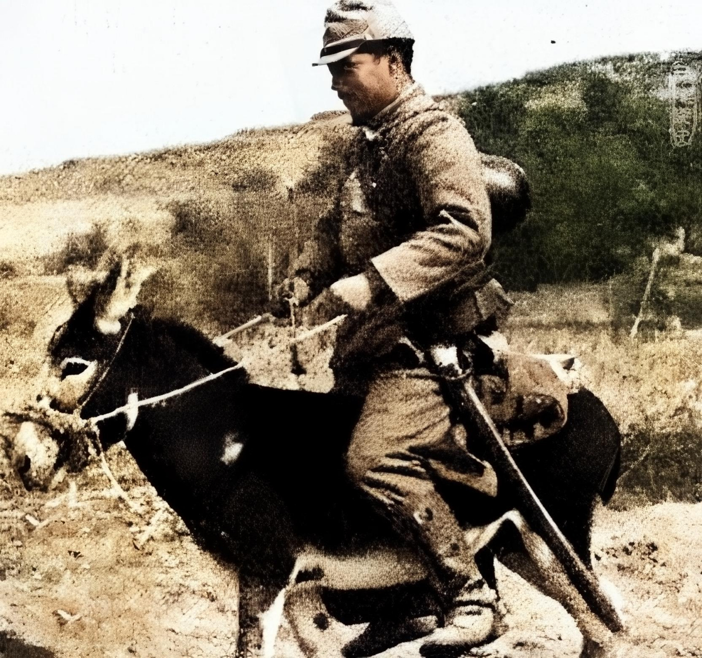 1944年夏天,骑着驴的日本宪兵队长竹田大尉在拍下这张照片几个小时后