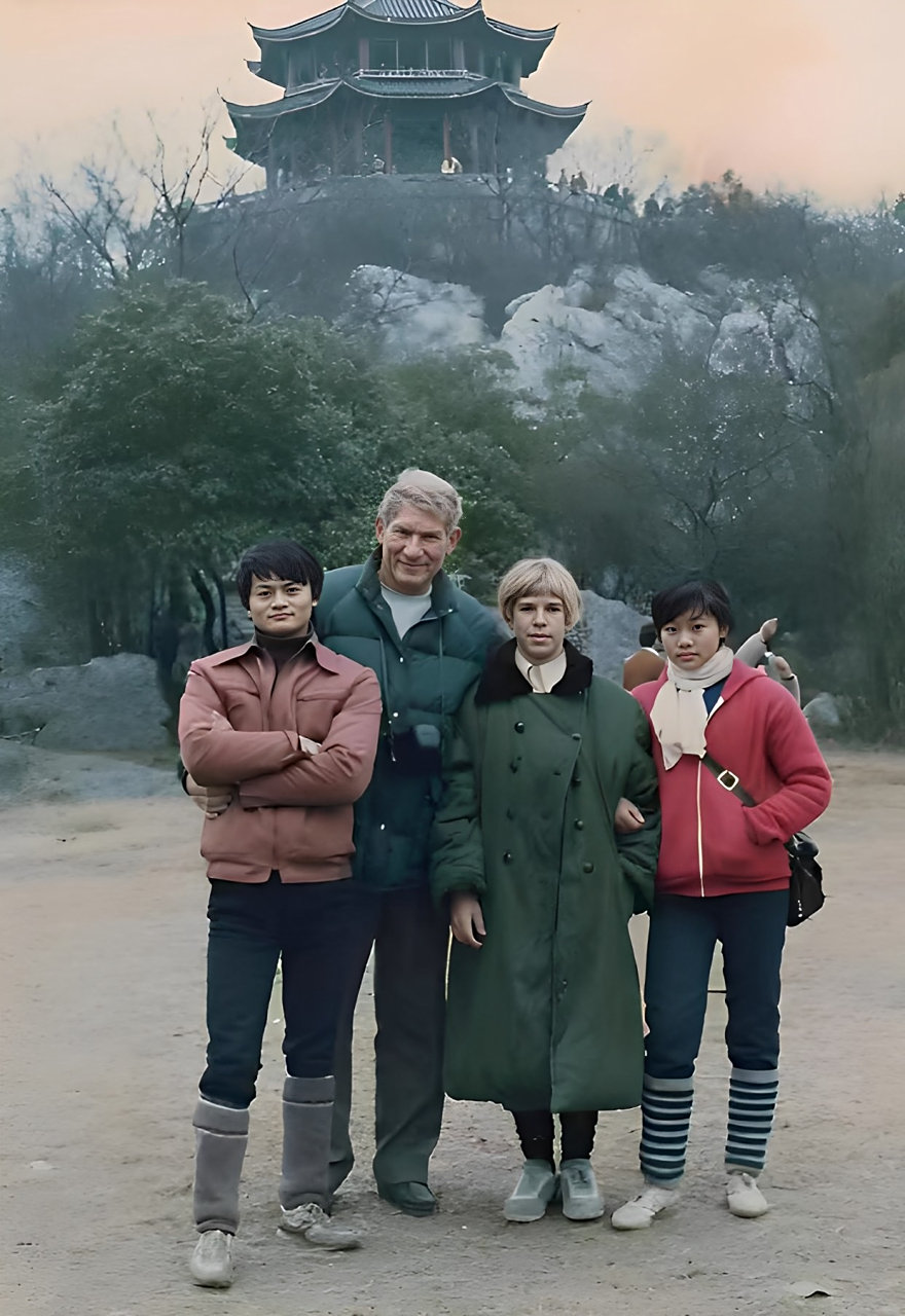 1980年,马云,妹妹和一些外国朋友在杭州雷锋塔山前拍了一张张珍贵的